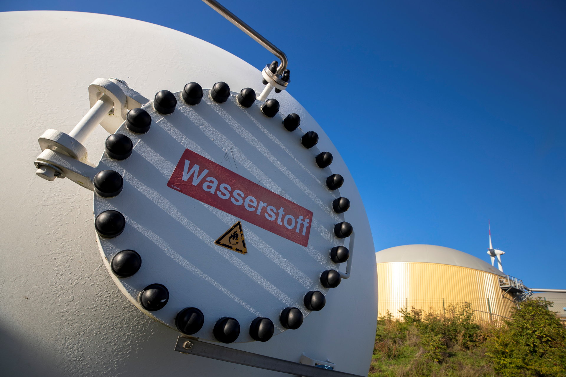 weißer Wasserstofftank mit Schriftzug vor blauem Himmel